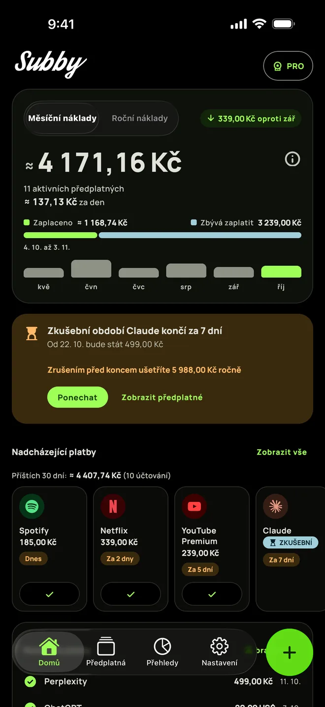 Obrazovka Domů v Subby na iPhonu v tmavém režimu s měsíčním součtem, částkou za den, zaplaceno a zbývá zaplatit, kartou zkušebního období a nadcházejícími platbami