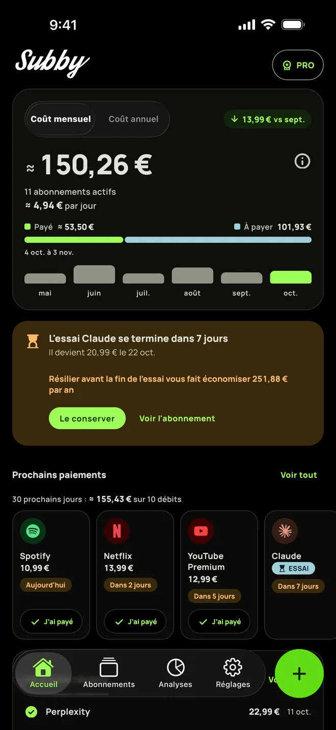 L'écran d'accueil de Subby sur iPhone en mode sombre, avec le coût du mois ({monthly}), soit {daily} par jour, le payé et le reste à payer, une carte d'essai et les prochains paiements